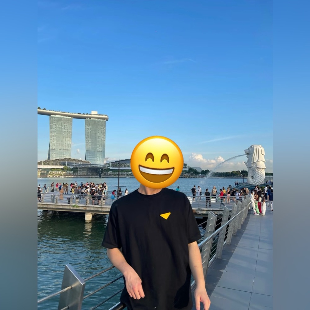 Prada Black T-shirt with a pin badge on the chest｜L